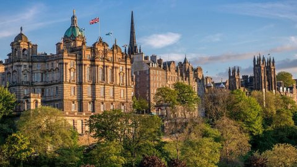 Edinburgh The Royal City - Day Tour from London (standard class)