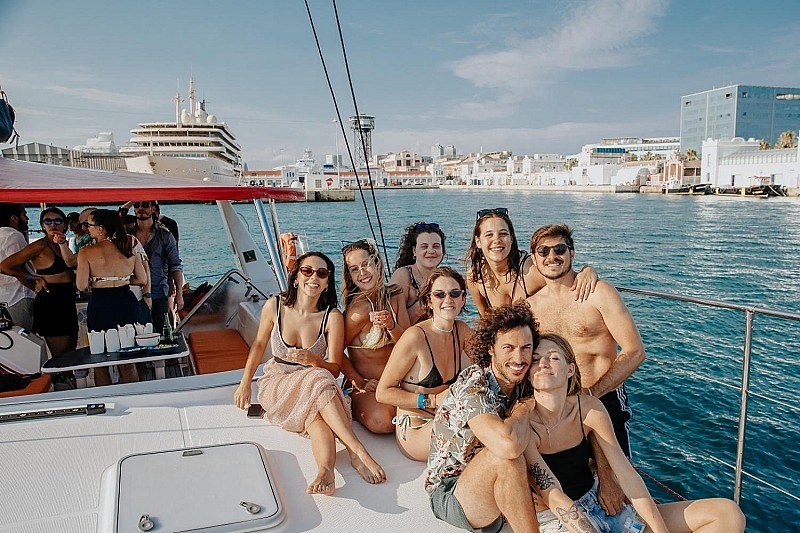 Viaje en Catamarán en Grupo Pequeño en Barcelona