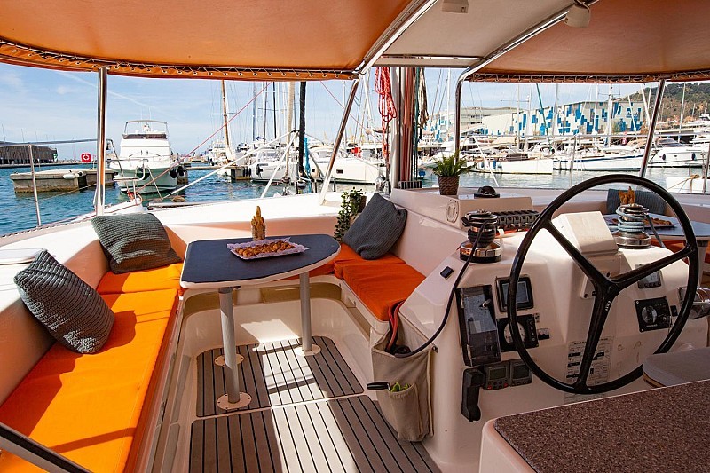 Viaje en Catamarán en Grupo Pequeño en Barcelona