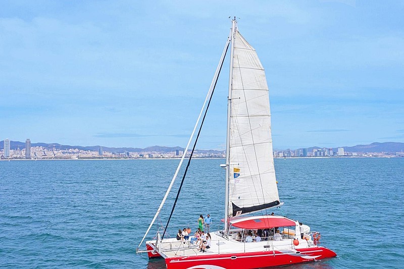 Viaje en Catamarán en Grupo Pequeño en Barcelona