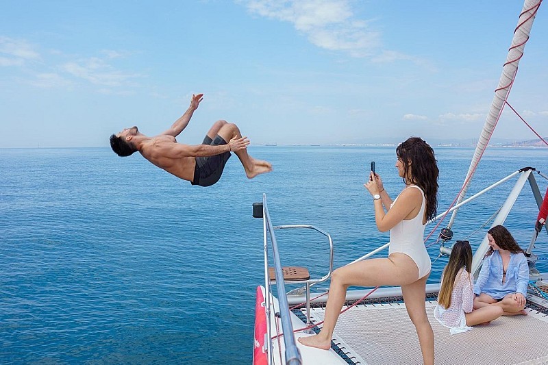 Viaje en Catamarán en Grupo Pequeño en Barcelona