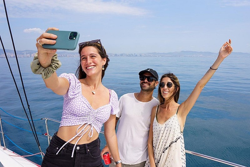 Viaje en Catamarán en Grupo Pequeño en Barcelona