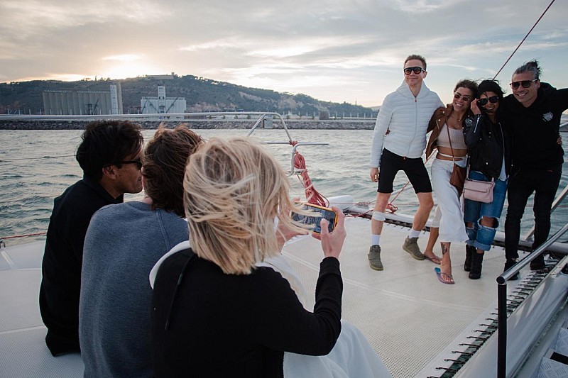Viaje en Catamarán en Grupo Pequeño en Barcelona