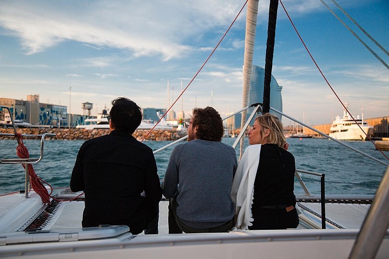 Viaje en Catamarán en Grupo Pequeño en Barcelona