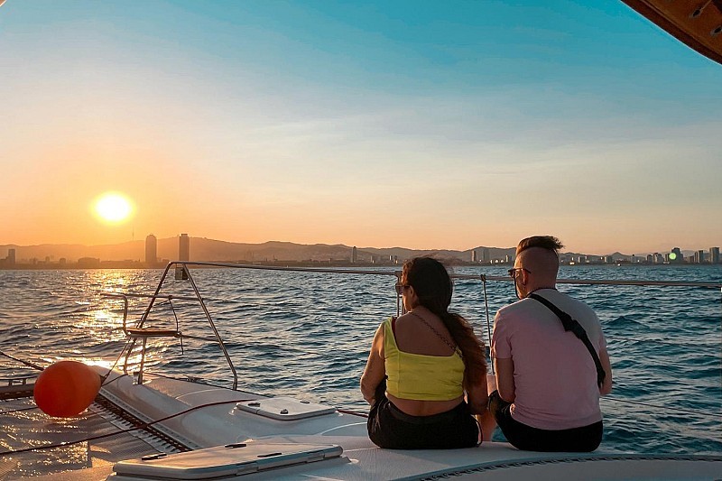 Viaje en Catamarán en Grupo Pequeño en Barcelona