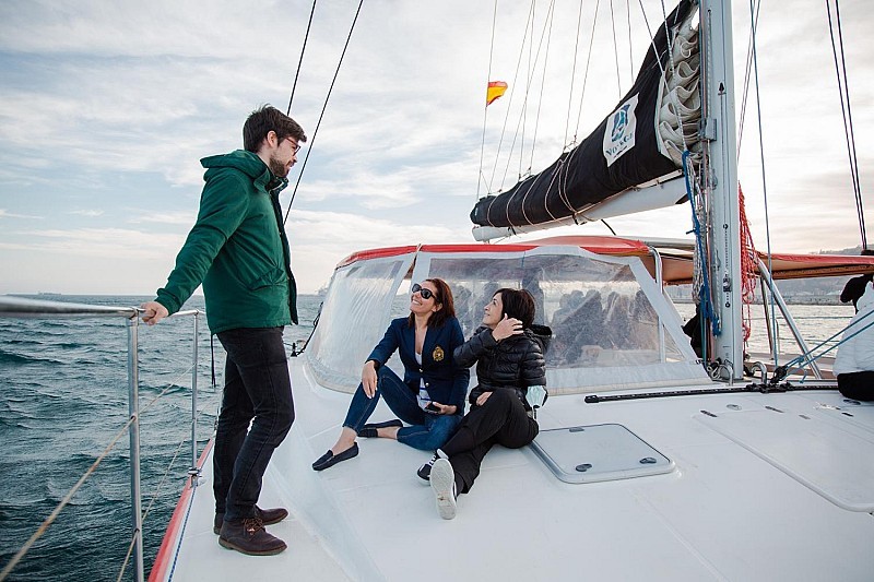 Viaje en Catamarán en Grupo Pequeño en Barcelona